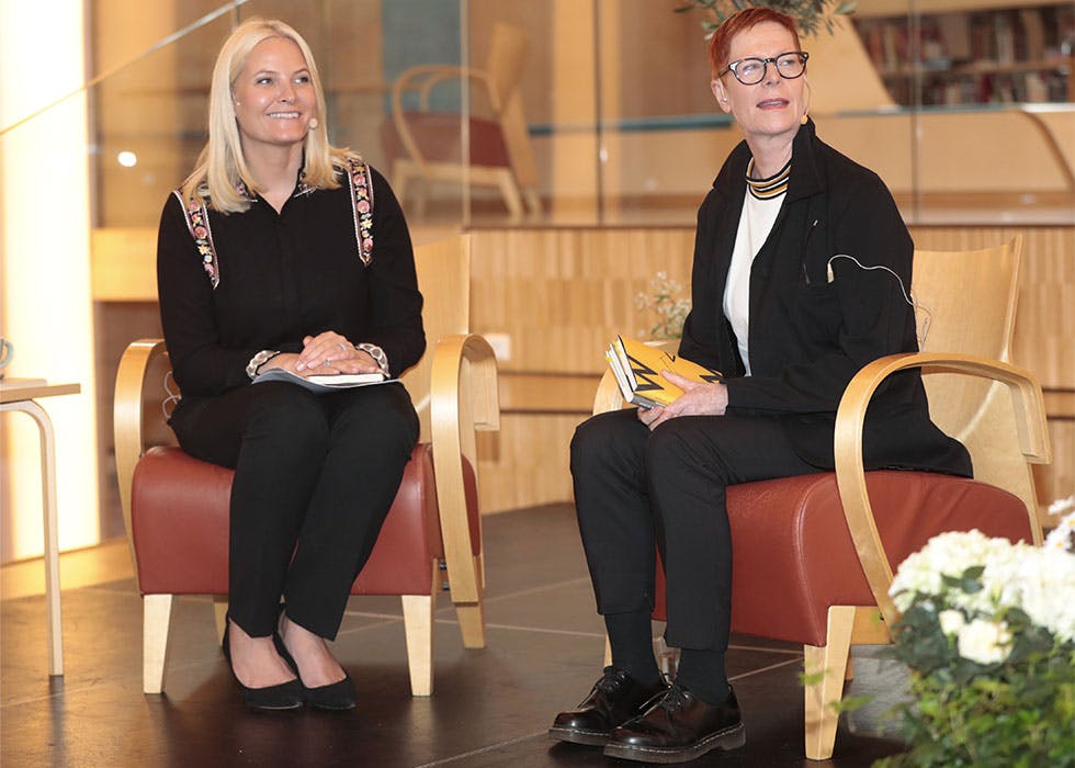 IMPONERTE SOM BOKBADER: Forfatter Wencke Mühleisen sammen med kronprinsesse Mette-Marit på Vennesla bibliotek.